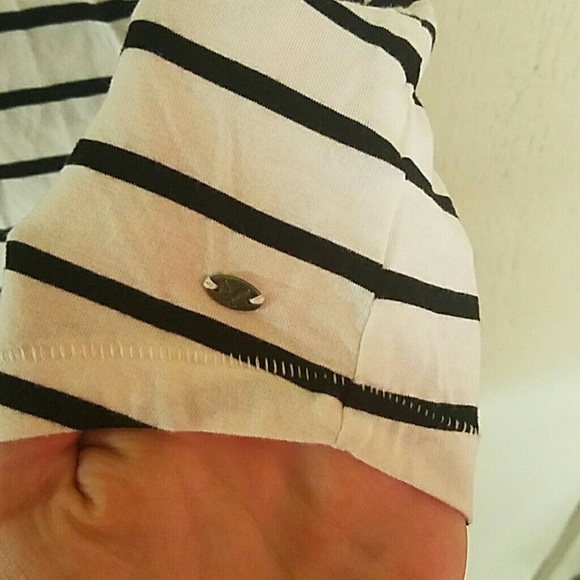American Eagle Striped V Neck Tee - Picture 3 of 4