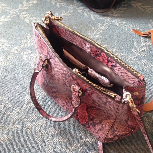 Henri Bendel snakeskin tote "W57th CarryAll Snake" - Picture 3 of 3