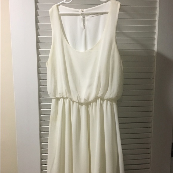 Lush white dress with stylish button closing