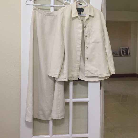 BR suit which includes skirt and Jacket. - Picture 1 of 4