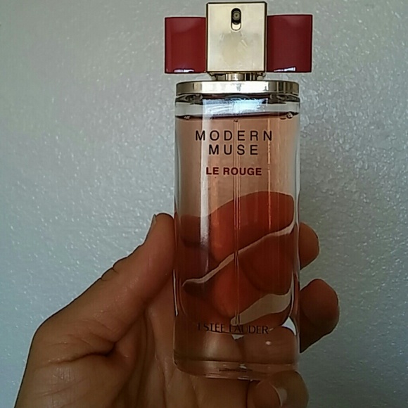Perfume modern muse la rouge.(1 hour sale for35 $)