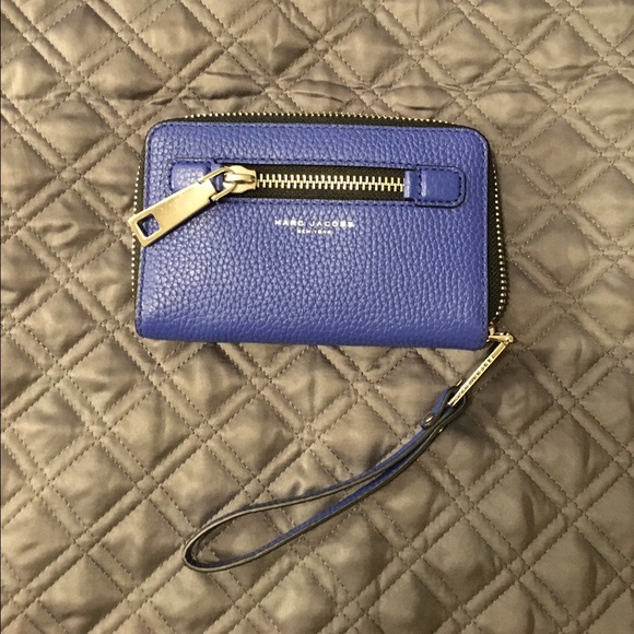 Marc Jacobs Gotham Wingman Zip Smartphone Wristlet