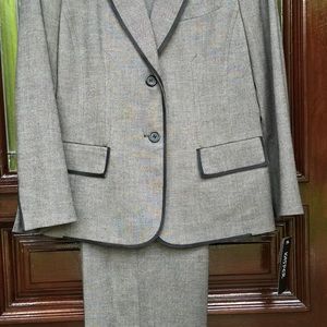 Kasper suit. 2 piece. black/sand w/black trim!