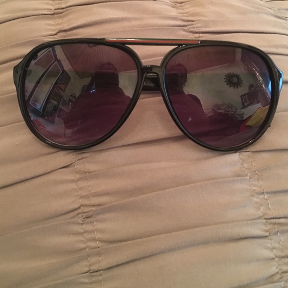 Black Gucci sun glasses- no scratches