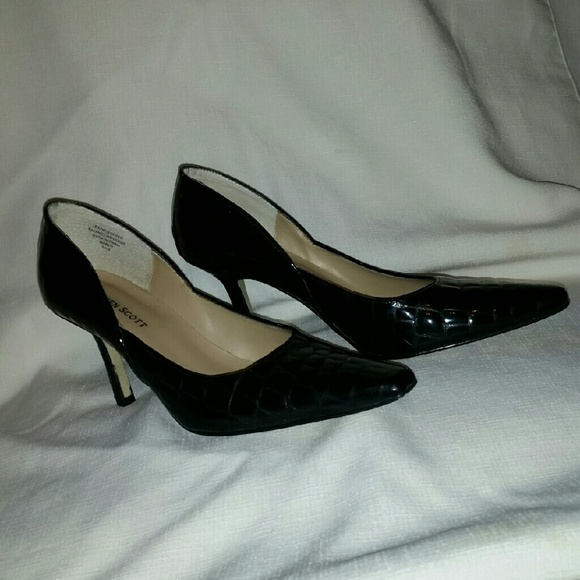 Karen Scott pumps