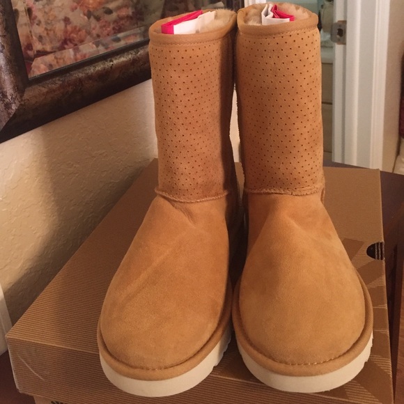 🆕UGG Classic Short "Honeycomb" Leather boots. NWT - Picture 2 of 4
