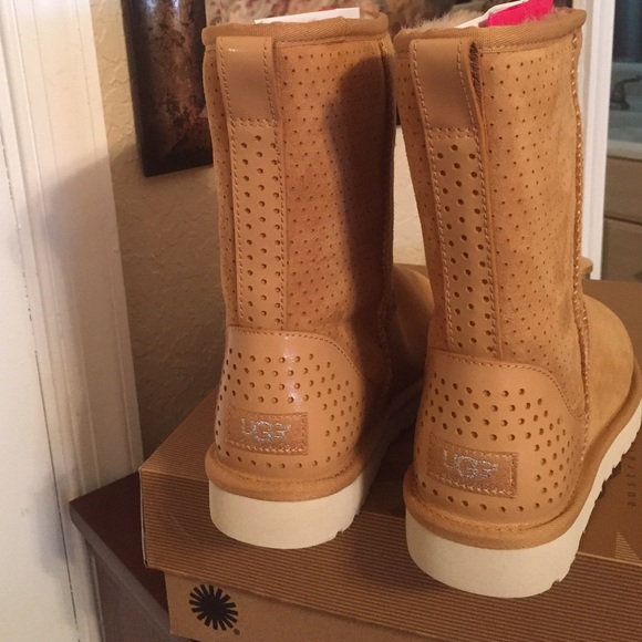 🆕UGG Classic Short "Honeycomb" Leather boots. NWT - Picture 3 of 4