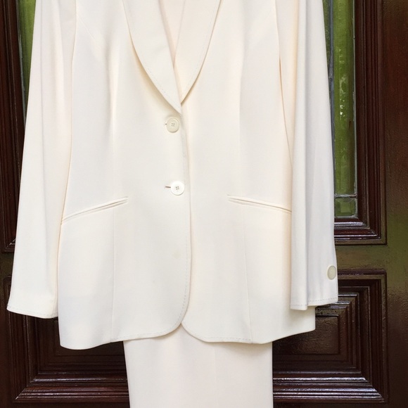 Stunning Kasper 2pc. suit w/matching fringed scarf