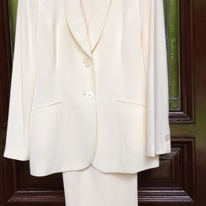 Stunning Kasper 2pc. suit w/matching fringed scarf