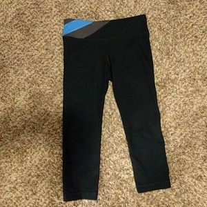 Under armour small fitted black capri pant