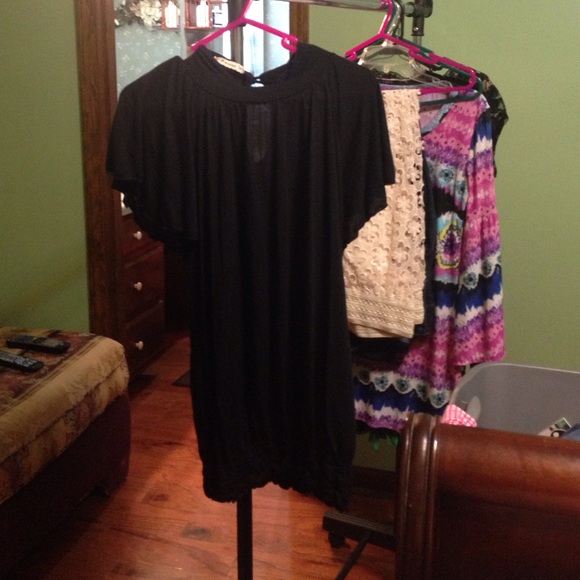 Black top - Picture 1 of 2