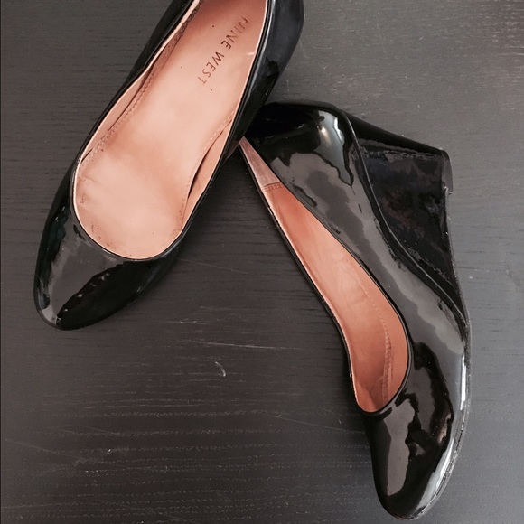 Nine West women's black patent leather wedge pumps