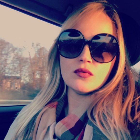 Meet your Posher, Mallory - Picture 2 of 4