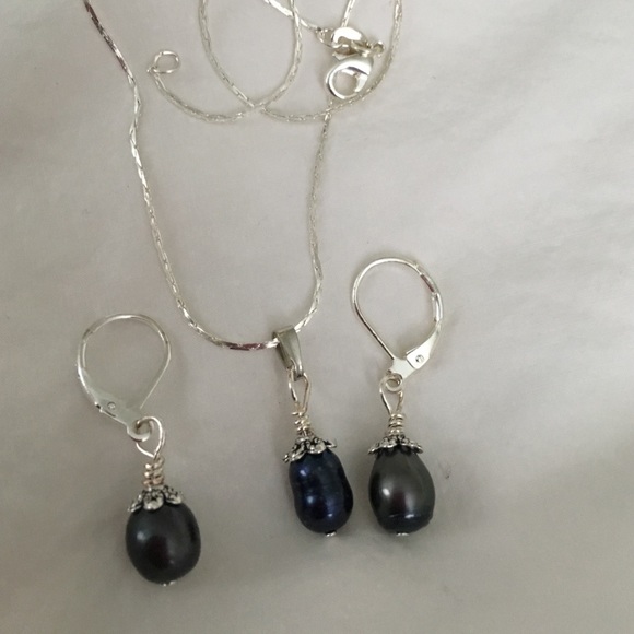 Pearls earrings pendant set.