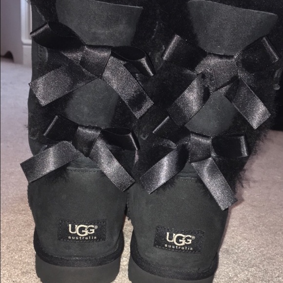 Bailey bow black uggs