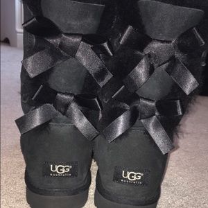 Bailey bow black uggs