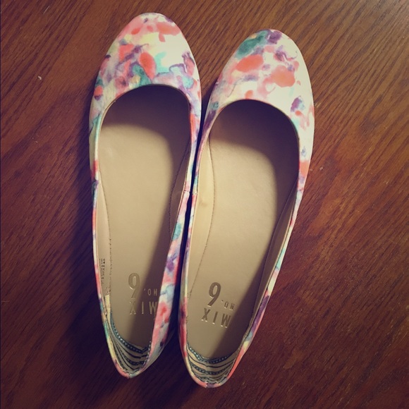 **SOLD** Ballet Flats - Picture 1 of 3
