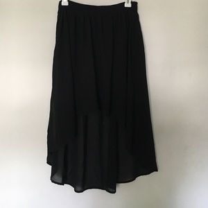 High- low black skirt