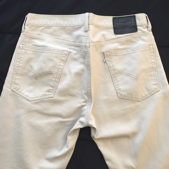 Levi's 513 khakis 33x32