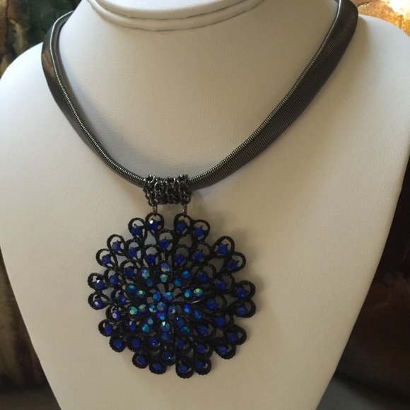 Blue rhinestone statement necklace - Picture 1 of 4