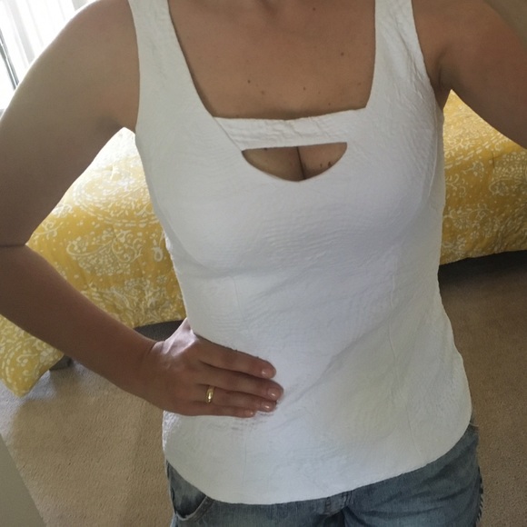 White top - Picture 2 of 4