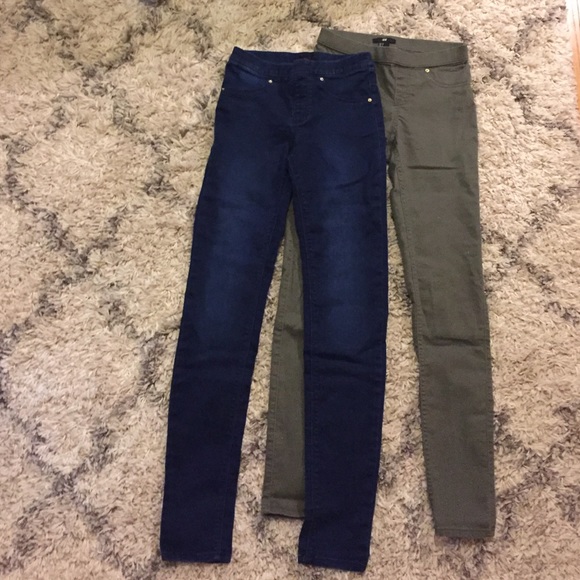 Set of High-Waisted Jeans