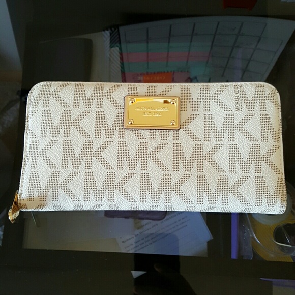 Michael Kors Travel Wallet