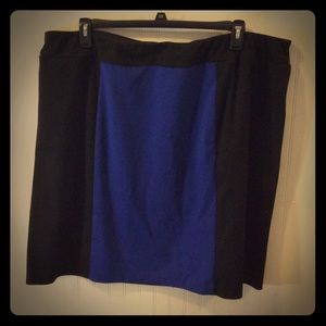 🔹Black skirt w/blue front