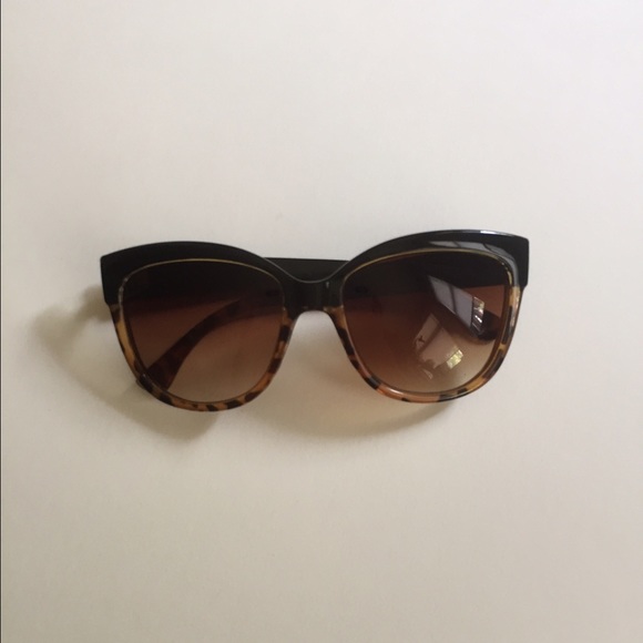Tortoise square frame sunglasses
