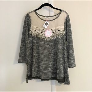 Umgee brand 3/4 length top w/ mesh detailing, med