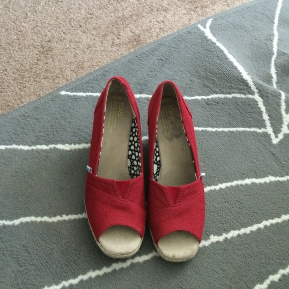 Red wedges TOMS
