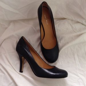 Navy leather Nine West heels size 7 1/2.
