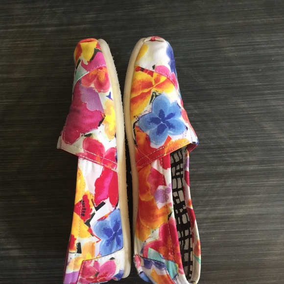 TOMS Watercolor  Sz8  *FIT 8 1/2 run LRG* - Picture 2 of 8