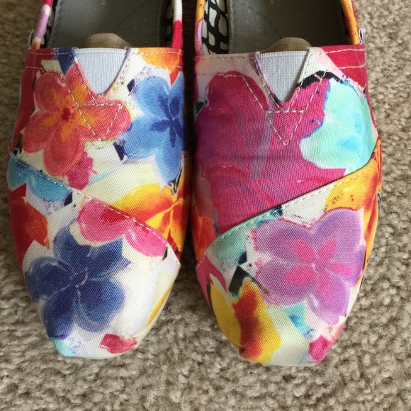 TOMS Watercolor  Sz8  *FIT 8 1/2 run LRG* - Picture 3 of 8