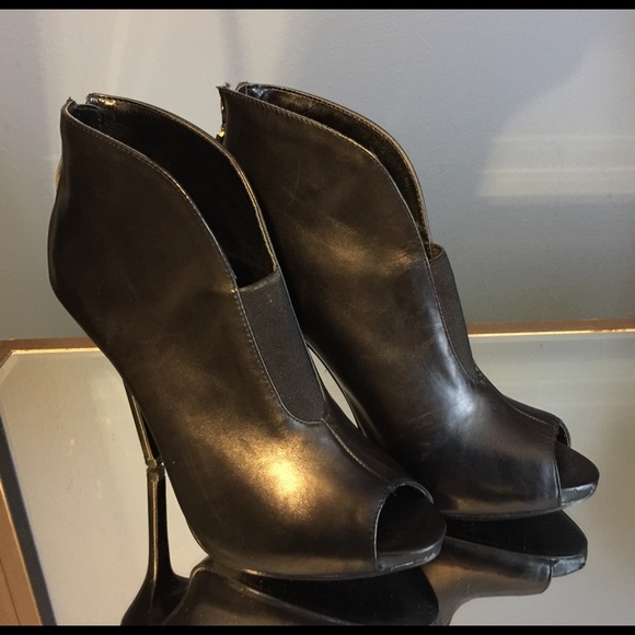 Blk leather high heeled bootie
