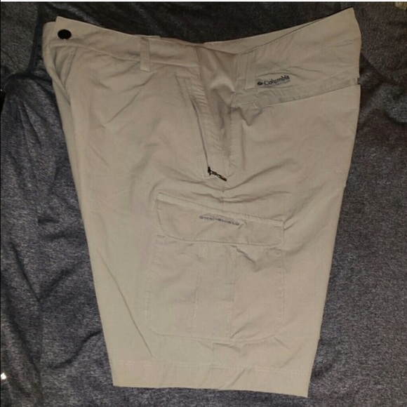 Columbia Titanium Cargo Shorts Size 12