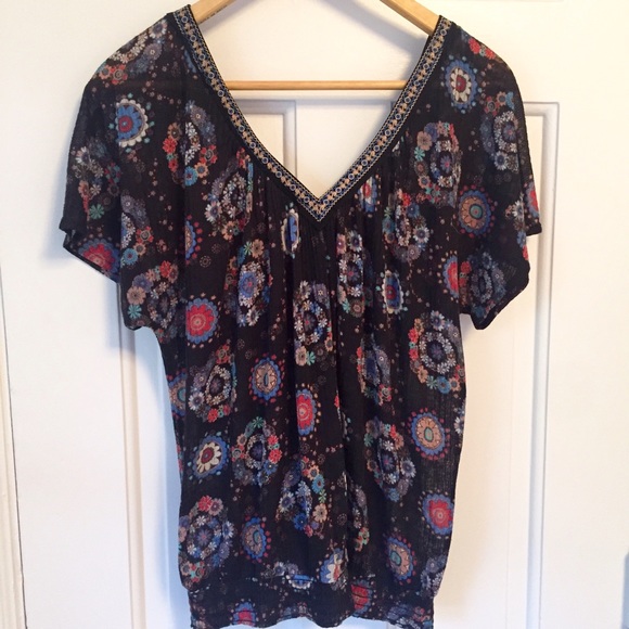 American Rag patterned v-neck top. - Picture 3 of 3