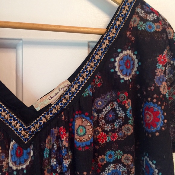 American Rag patterned v-neck top. - Picture 2 of 3