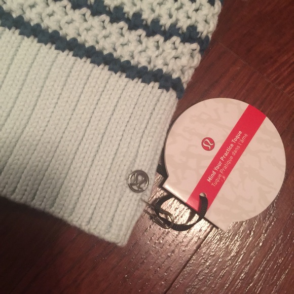 Last!!! Lululemon mind your practice toque hat new - Picture 2 of 3