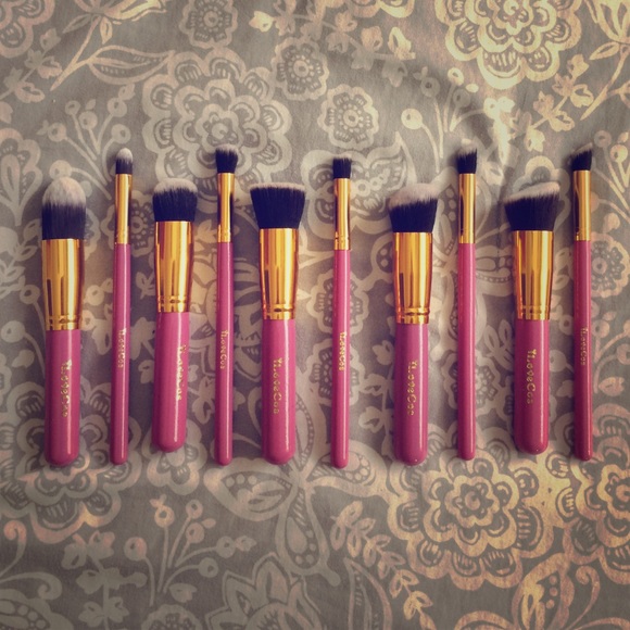Makeup brushes