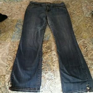 Cute jeans with cuff buttons