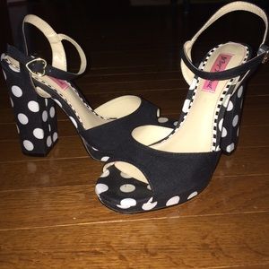 Black and white polka dot Betsey Johnson heels!
