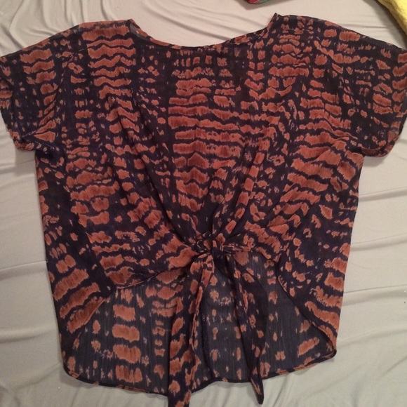 Tie front light top