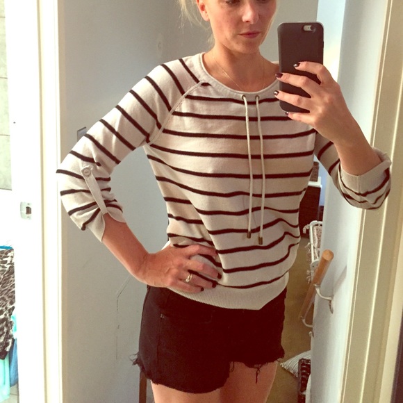 Sweater with black stripes 3/4 sleeve.