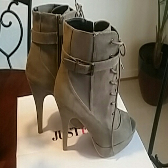 Boots - Picture 3 of 4