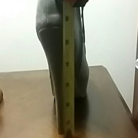 Boots - Picture 4 of 4