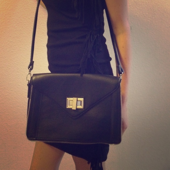 ALDO BLACK CROSS BODY CLUTCH