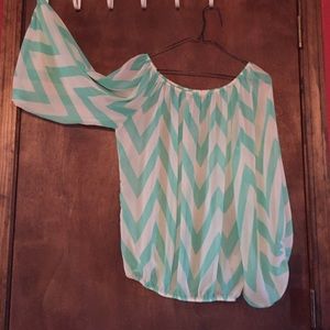 Shear Chevron top with 3/4 full sleeves. Sz Small