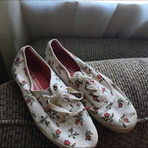 Cute little rose keds with red accents