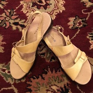 Aravon sandals, size 7, pale yellow